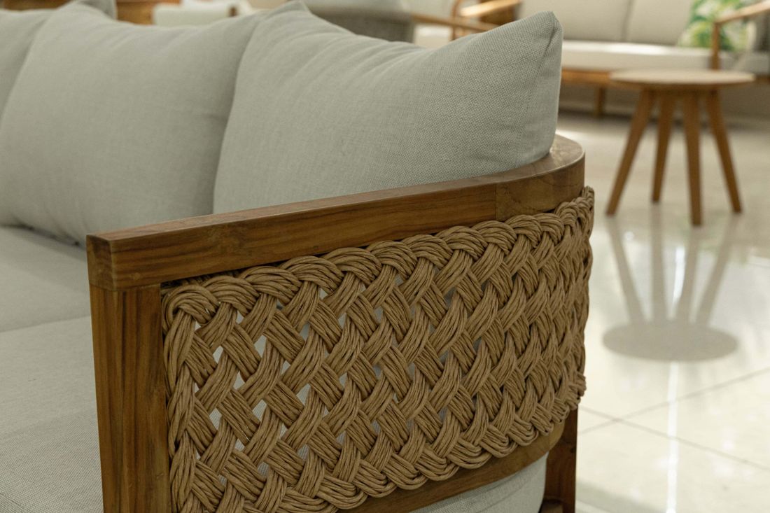 Tay vịn sofa teak với chi tiết mây nhựa đan