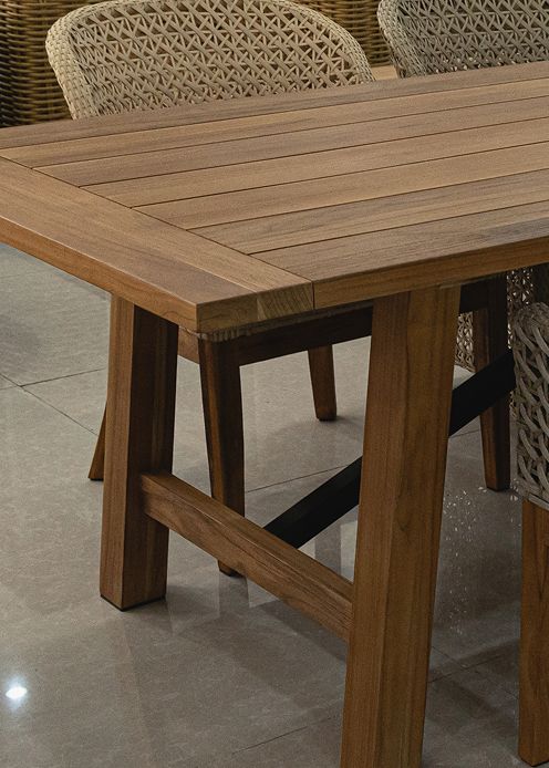 Mặt bàn gỗ teak nguyên khối với vân gỗ rõ nét