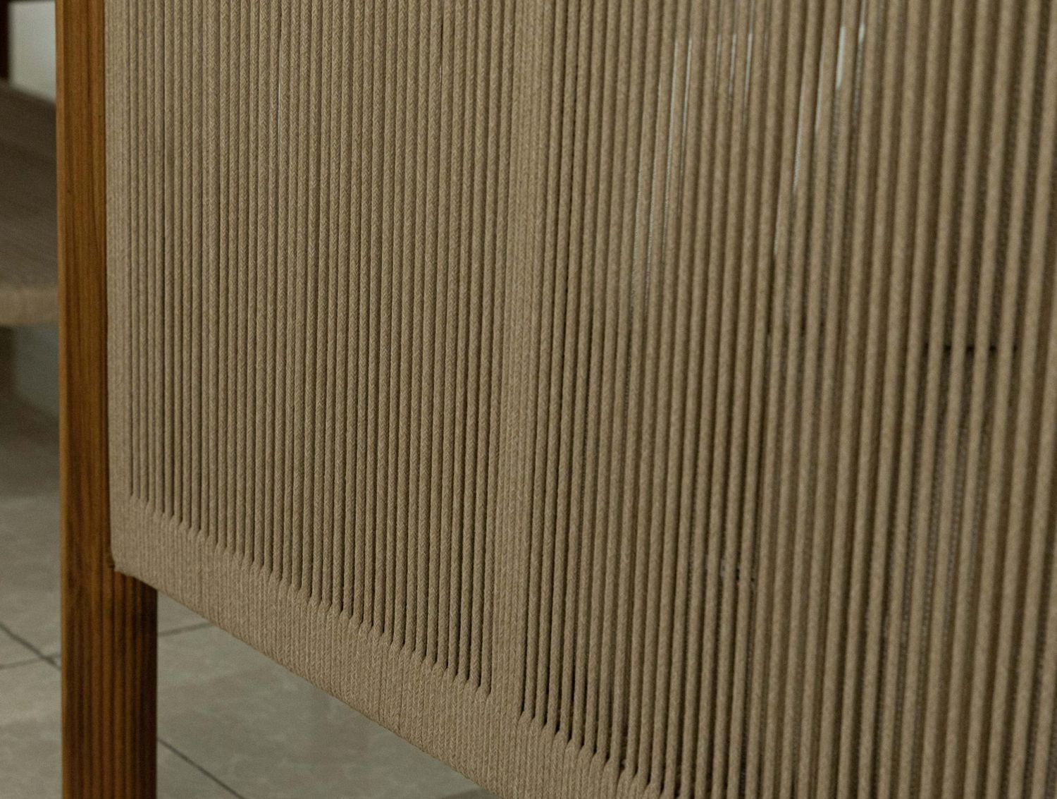 Cận cảnh tấm đan dây thừng thủ công trong khung gỗ teak nguyên khối