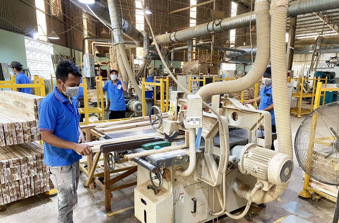 Công nhân đang cưa xẻ ván gỗ teak