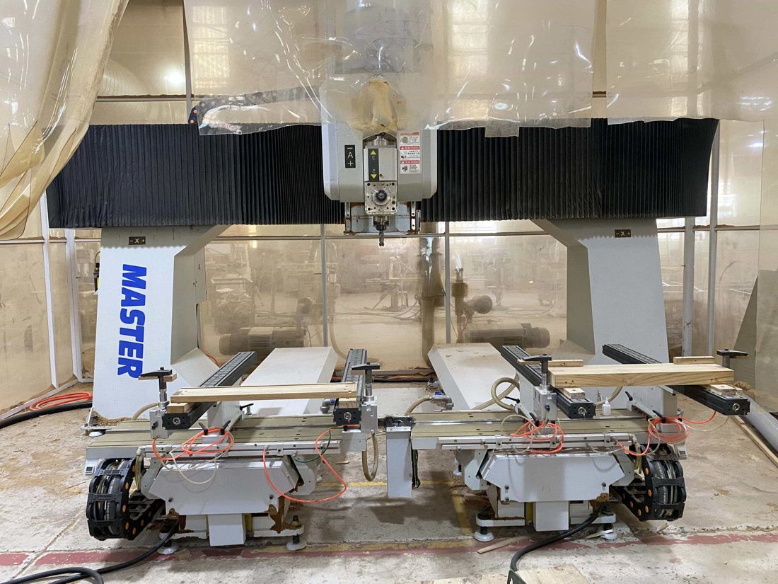 Máy CNC đang cắt chi tiết gỗ