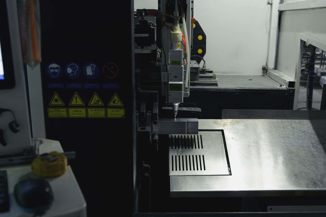 Máy cắt laser tự động cho tấm nhôm
