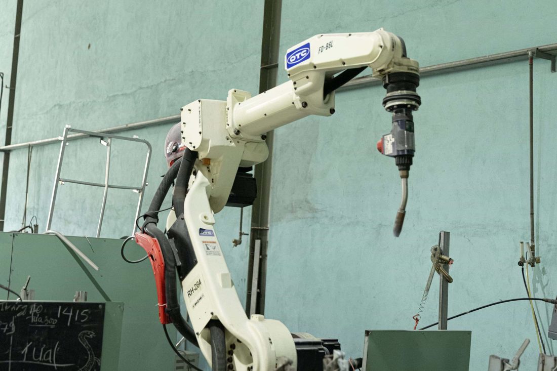 Cánh tay robot đang hàn khung nhôm